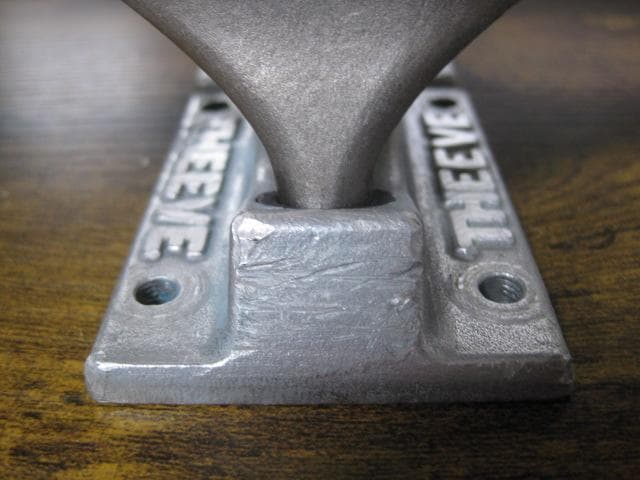 x*z様 スケートボード トラック　　THEEVE　TRUCK　　TIH　５．５