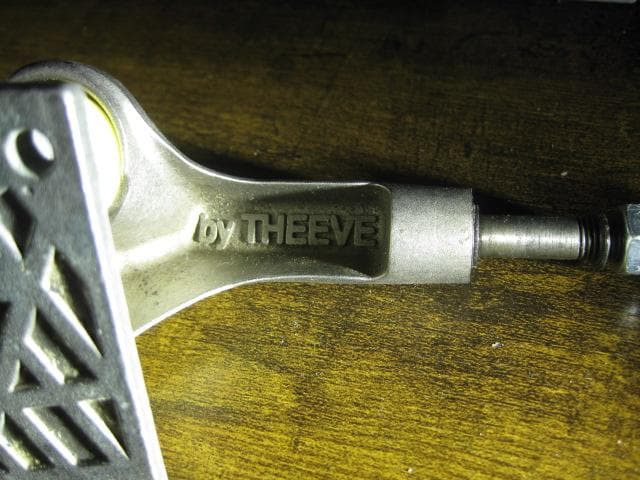 x*z様 スケートボード トラック　　THEEVE　TRUCK　　TIH　５．５