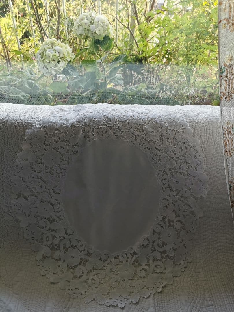 アンティークブルージュ 薔薇と三つ葉の草花紋 柔らかなボビンレース