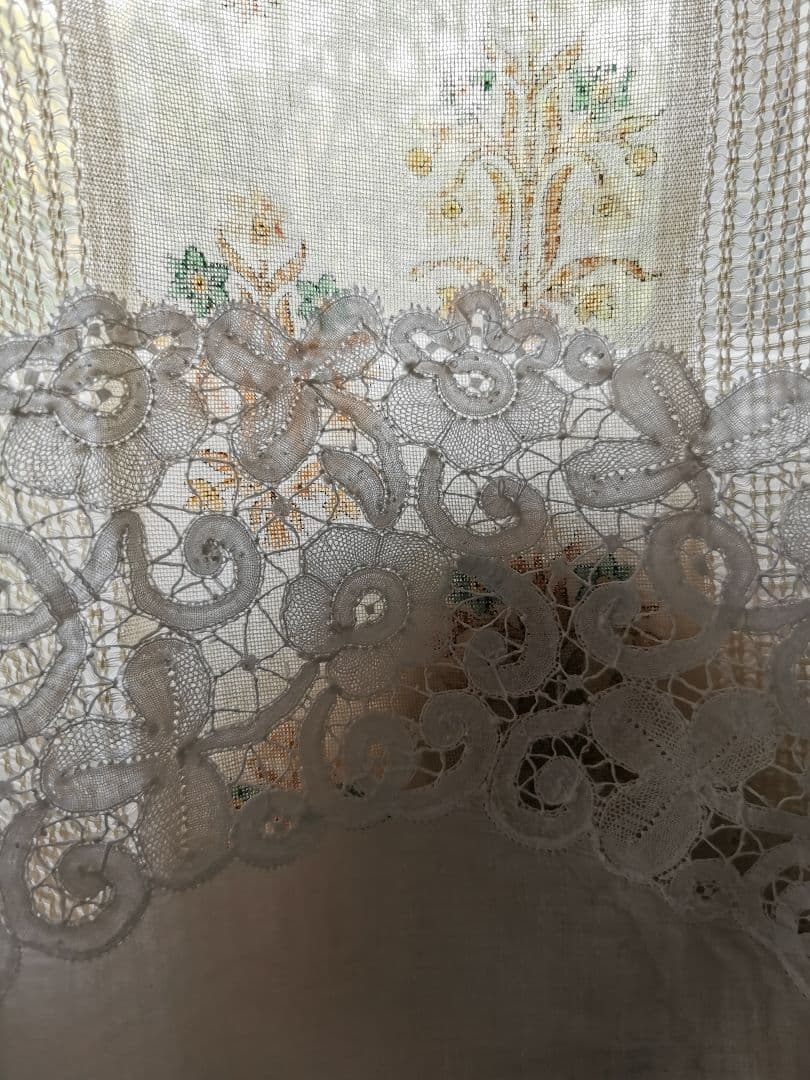 アンティークブルージュ 薔薇と三つ葉の草花紋 柔らかなボビンレース