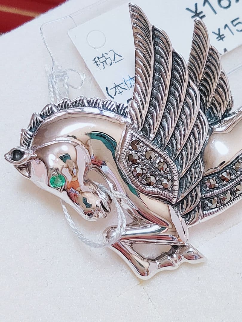 未使用品 碌山 翼ある馬 ペガサス エメラルド シルバー ブローチ