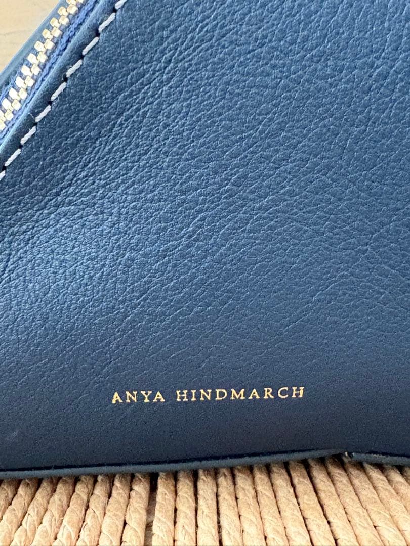 ANYA HINDMARCH Wedge：ウェッジ 三角形のバッグ