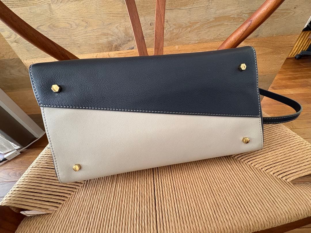 ANYA HINDMARCH Wedge：ウェッジ 三角形のバッグ