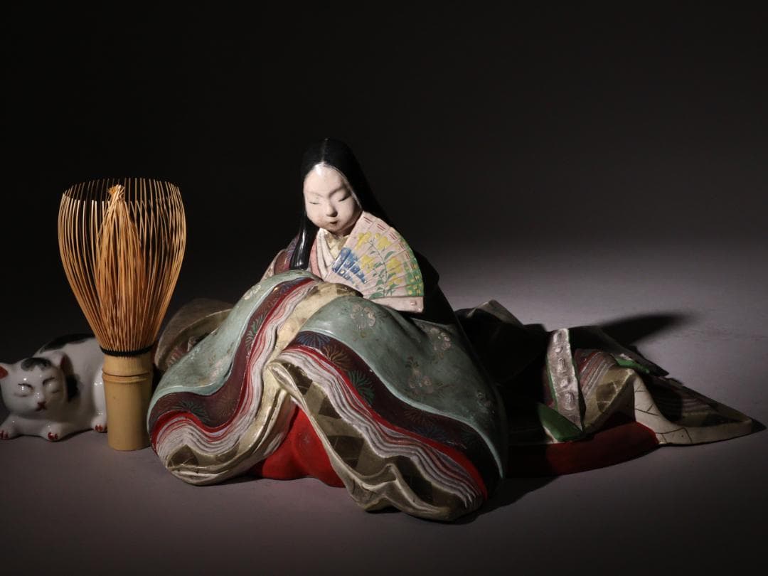 京都清水焼。谷口良三作 緑とベージュの花瓶 人のシルエット彫刻入り