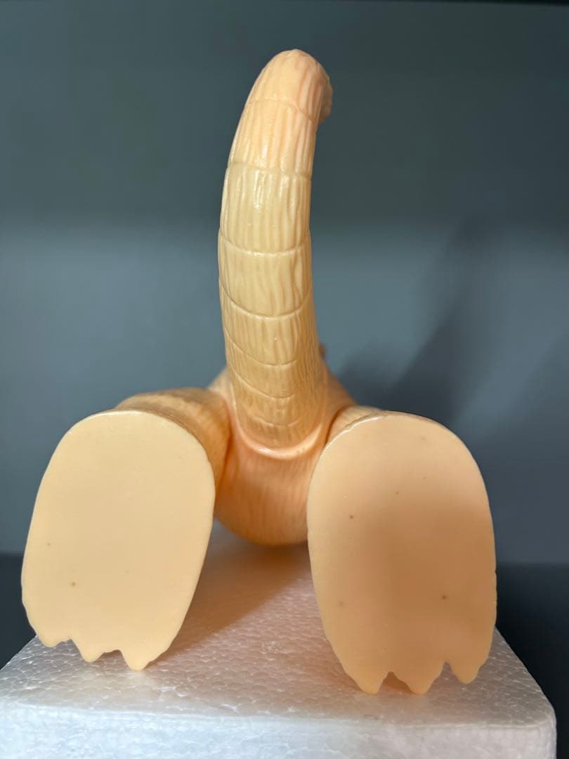 ゴジラ　肌色成形　両足刻印無し　ブルーのゴジラは比較用です出品ではありません。