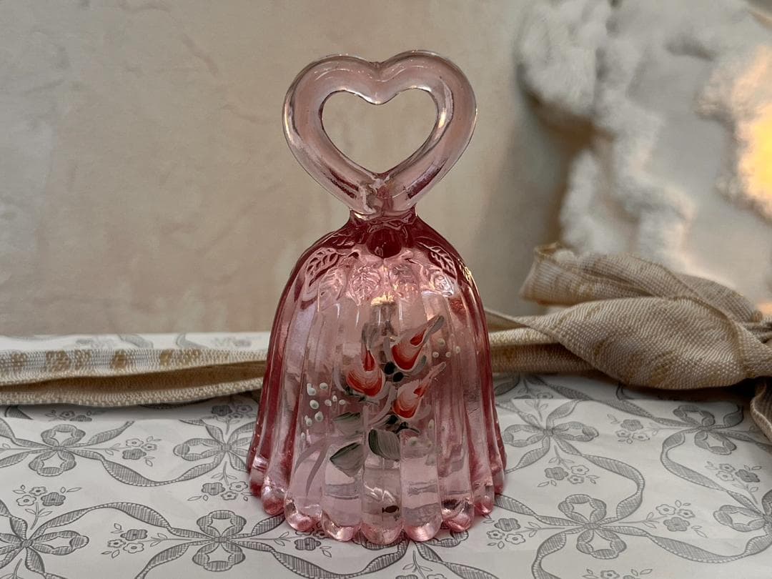 フェントン 透明のピンクガラスに手書きの小さな花柄が可愛い ハ