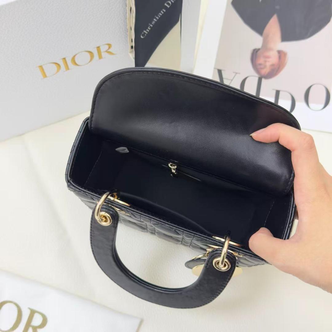 黒いバッグです