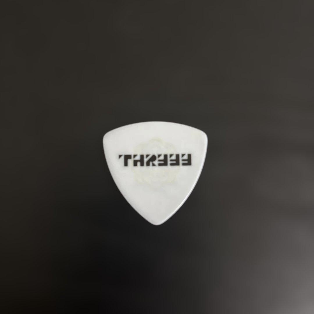 すりぃ　ピック　THREEE すりぃピックTHREEE