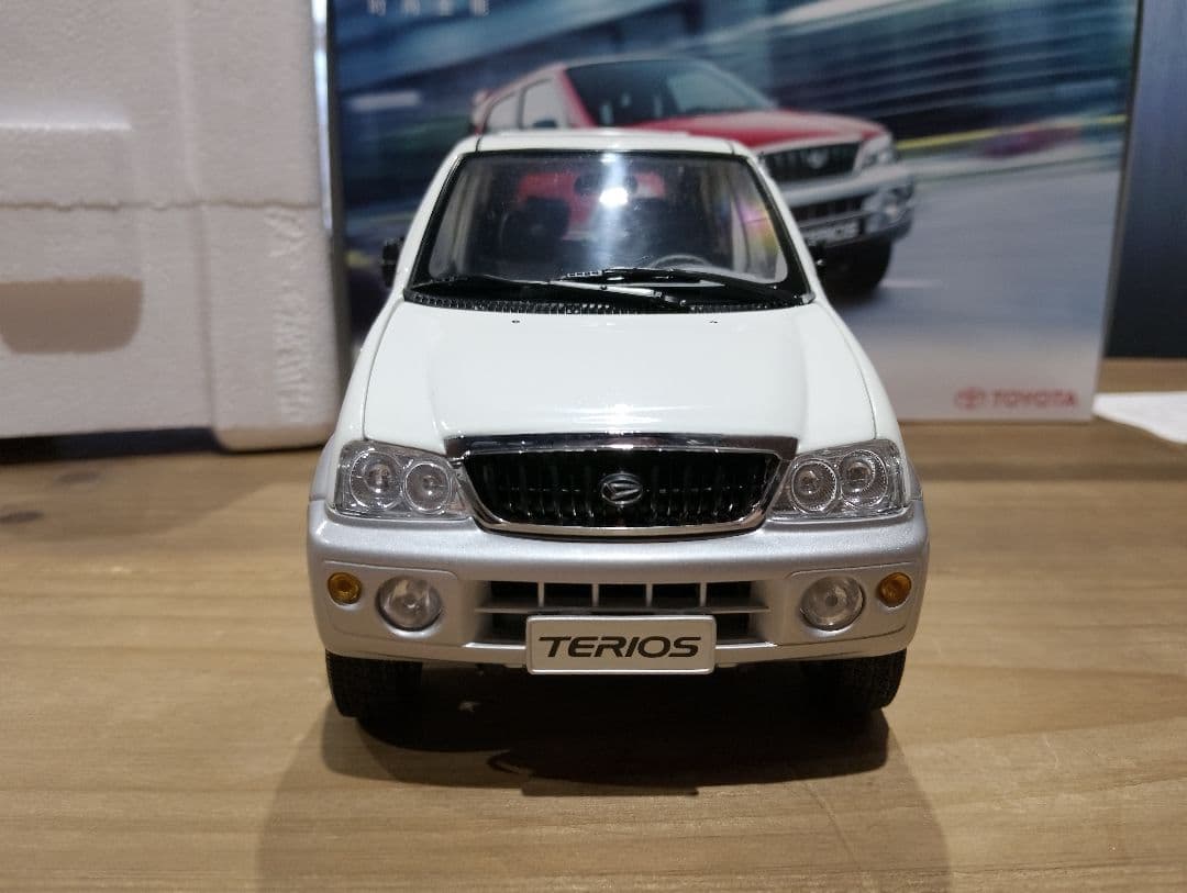 1/18 トヨタテリオスディーラー品ミニカーホワイトテリオスキッド