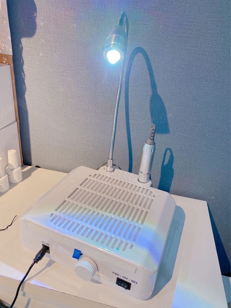 ネイルマシーン、集塵機、ライトが合体してます！