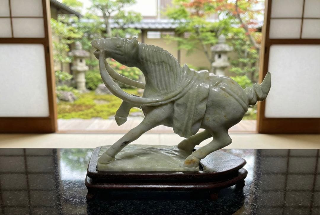 翡翠 馬の彫刻 木製台座付き 翡翠 馬の彫刻 木製台座付き 約3mm欠け有り 彫刻・オブジェ 翡翠 馬の