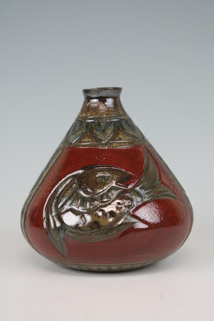 壺屋焼　小橋川清正　赤絵魚文三角花瓶