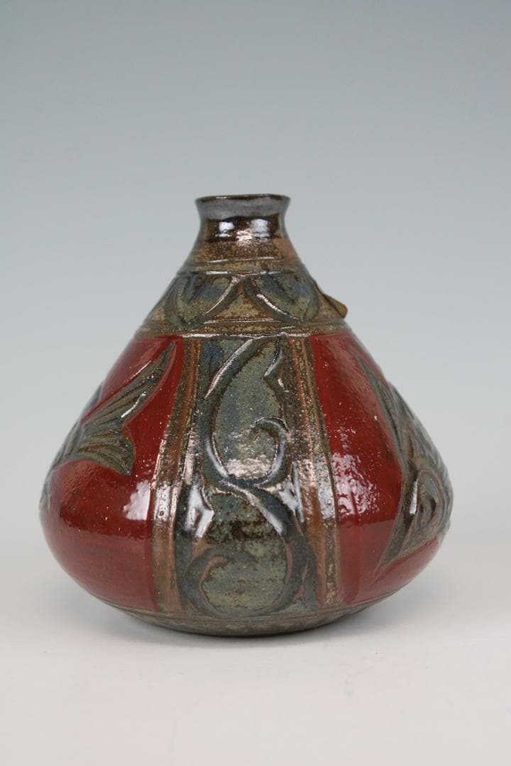 壺屋焼　小橋川清正　赤絵魚文三角花瓶