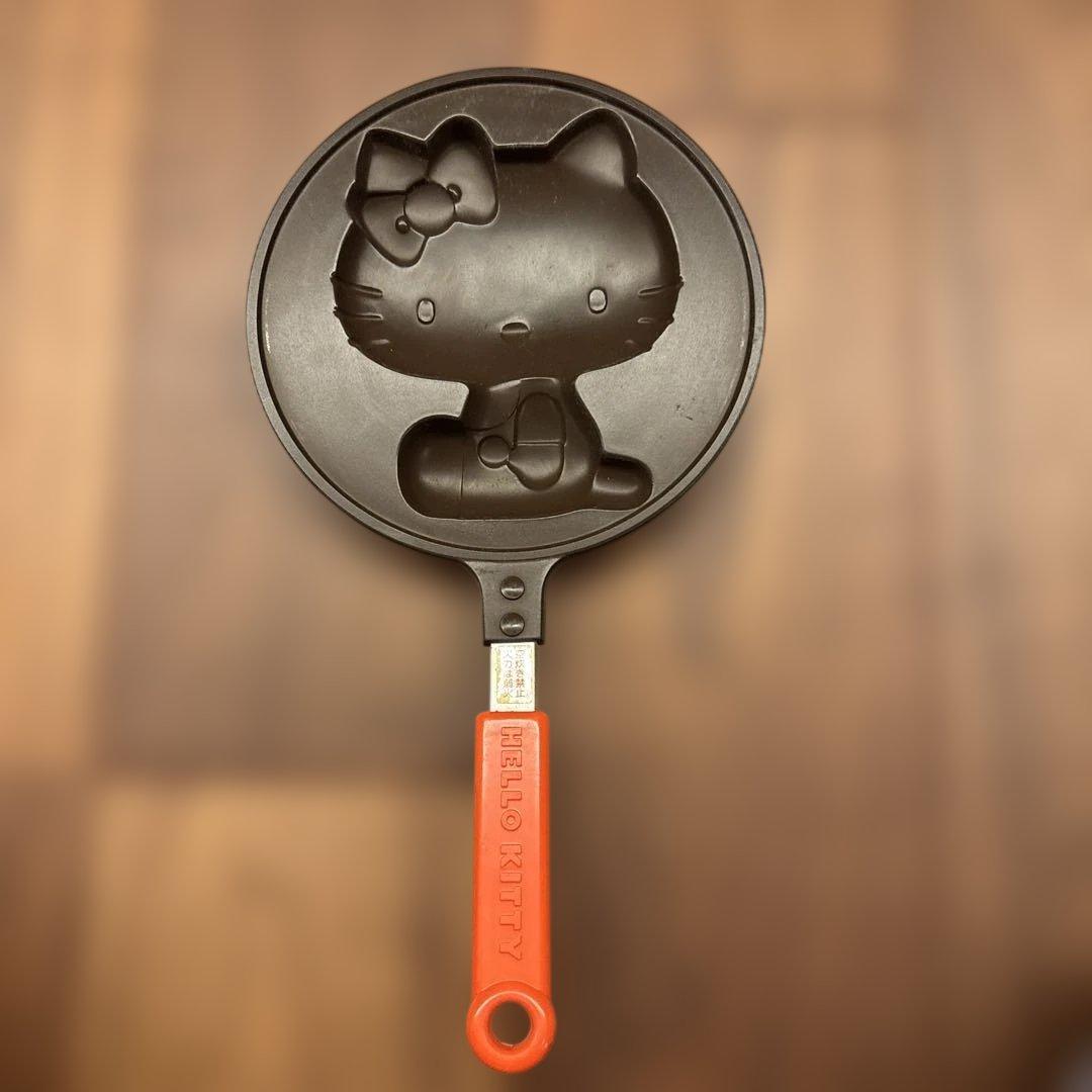 お値下げ！ハローキティ型 蓋付パンケーキフライパンとロングテーブル