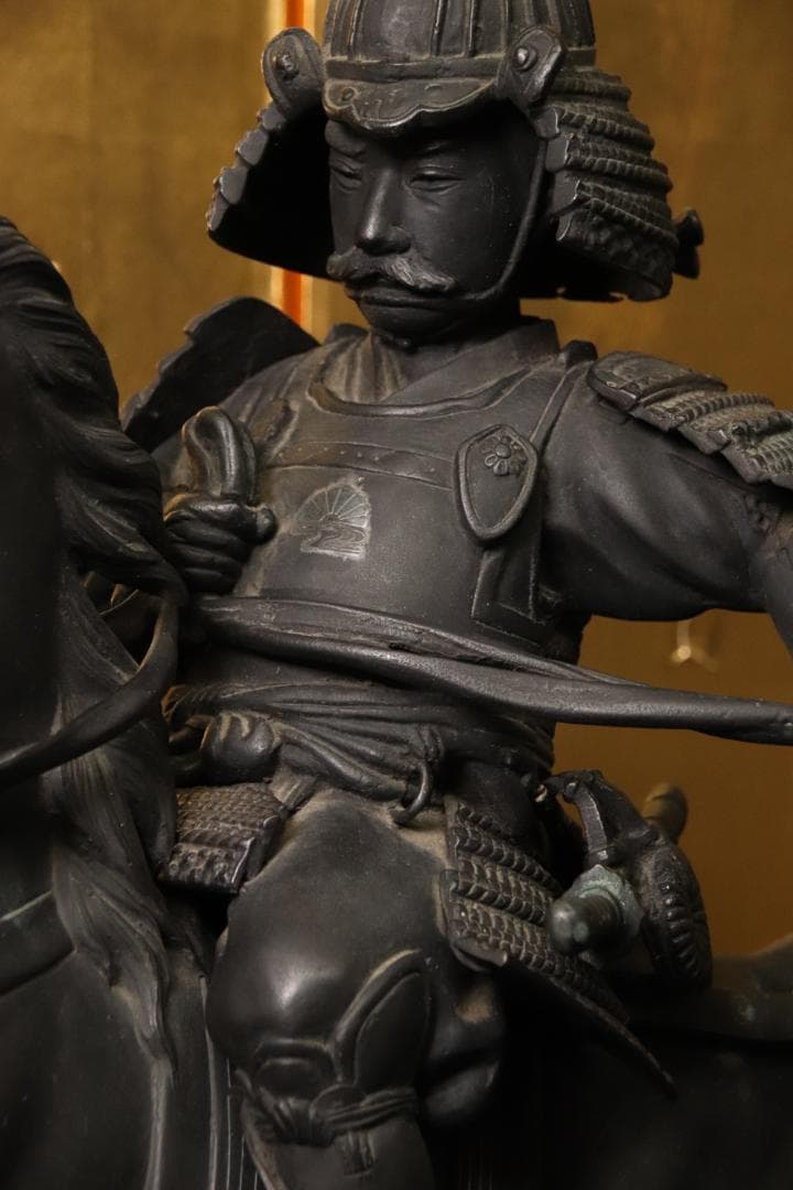 金工師　美雪作　古銅製　銀象嵌　楠木正成公　高さ48㎝　重さ14㎏ EE001