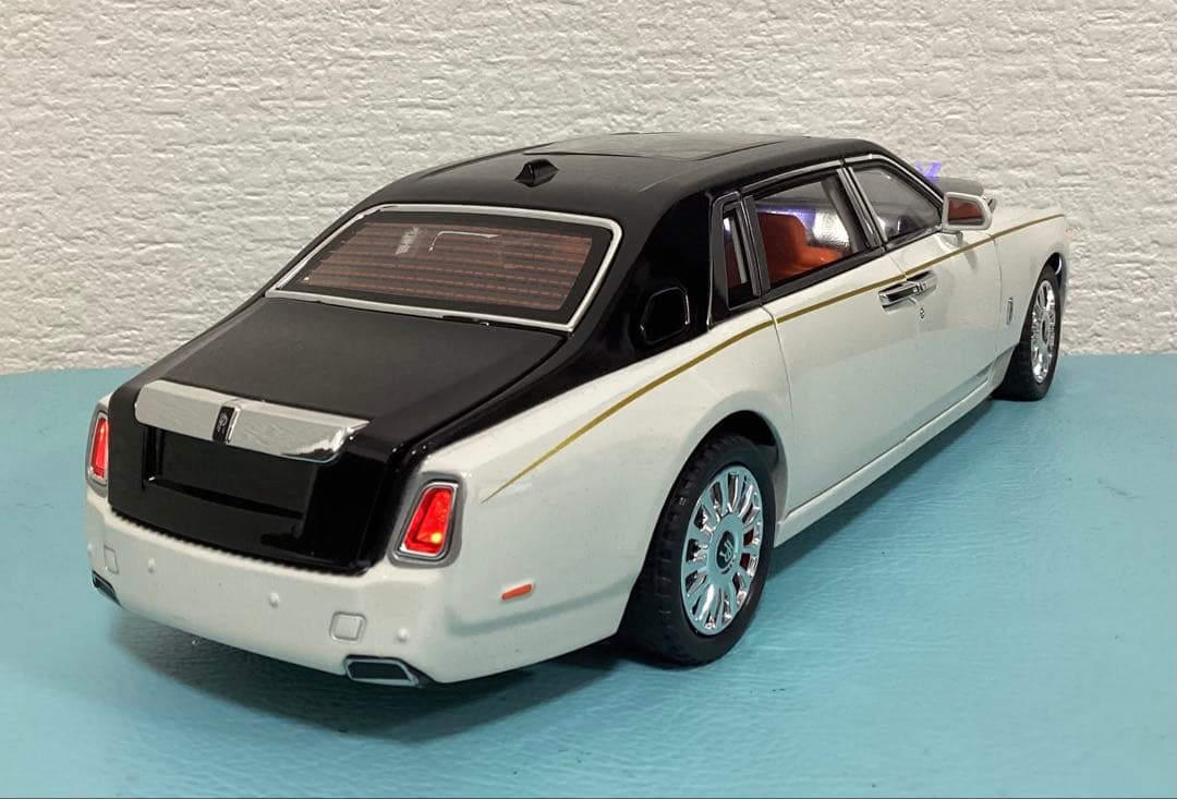 ロールスロイス ファントム ホワイト/ブラック 1/18 電池付
