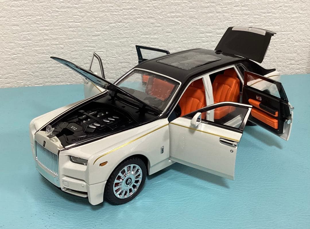 ロールスロイス ファントム ホワイト/ブラック 1/18 電池付