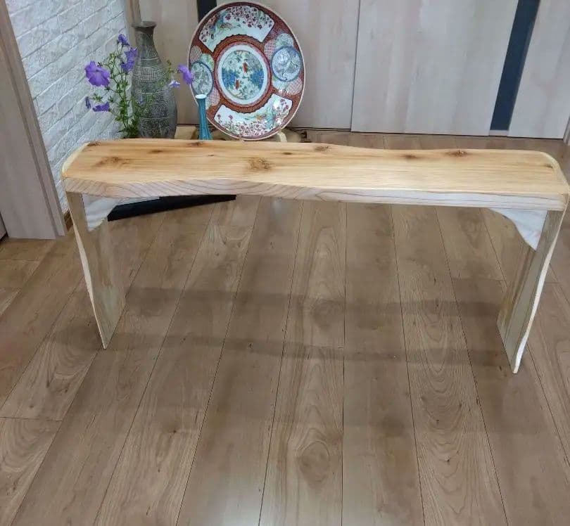 杉のベンチ69 座面は杉の模様、湾曲が綺麗、脚は湾曲の丸太風 - メルカリ