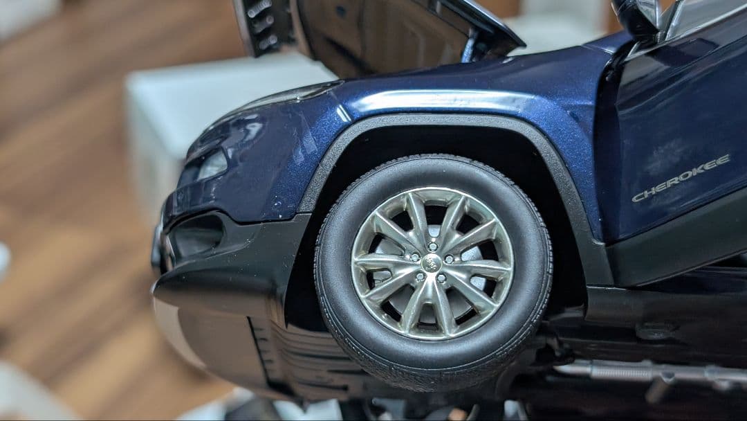 1/18 ジープ チェロキー KL 2013