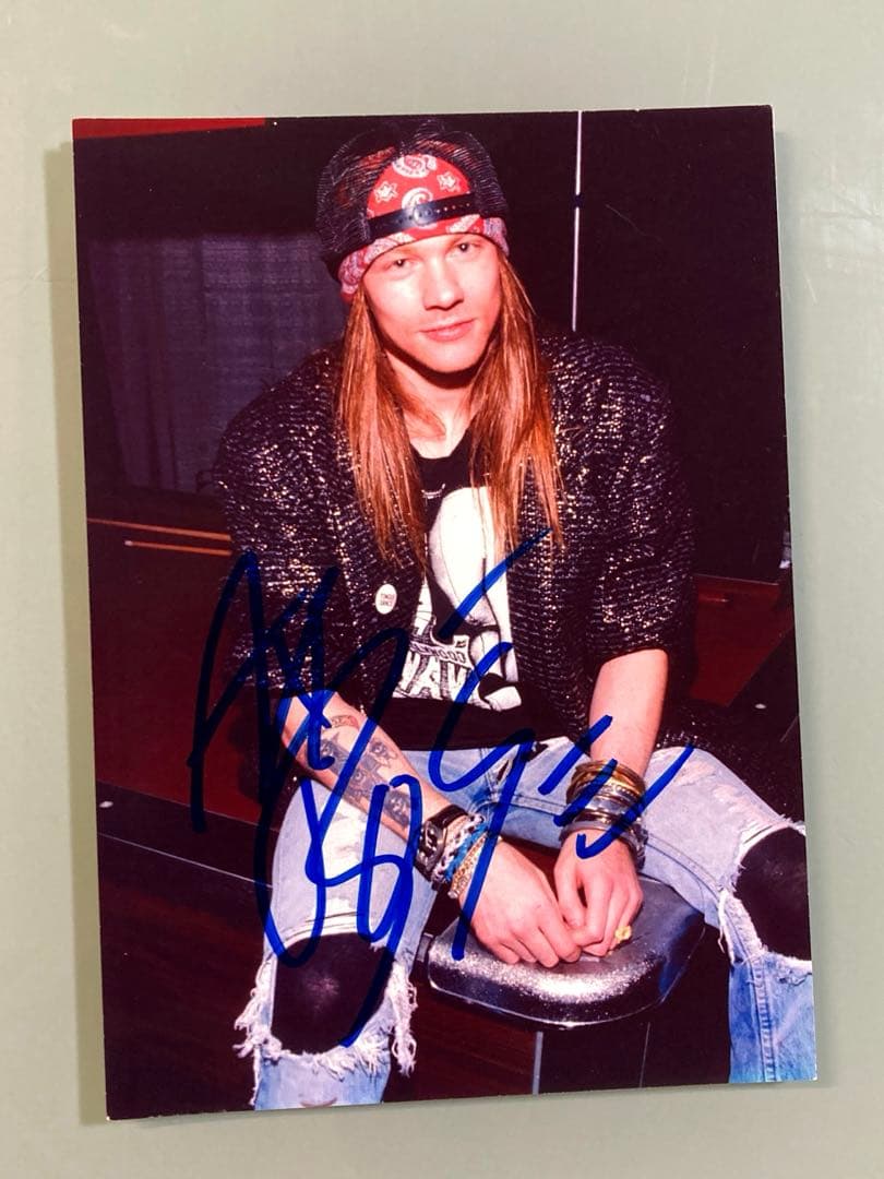 アクセル•ローズ直筆サイン入り2Lサイズ写真… - メルカリ