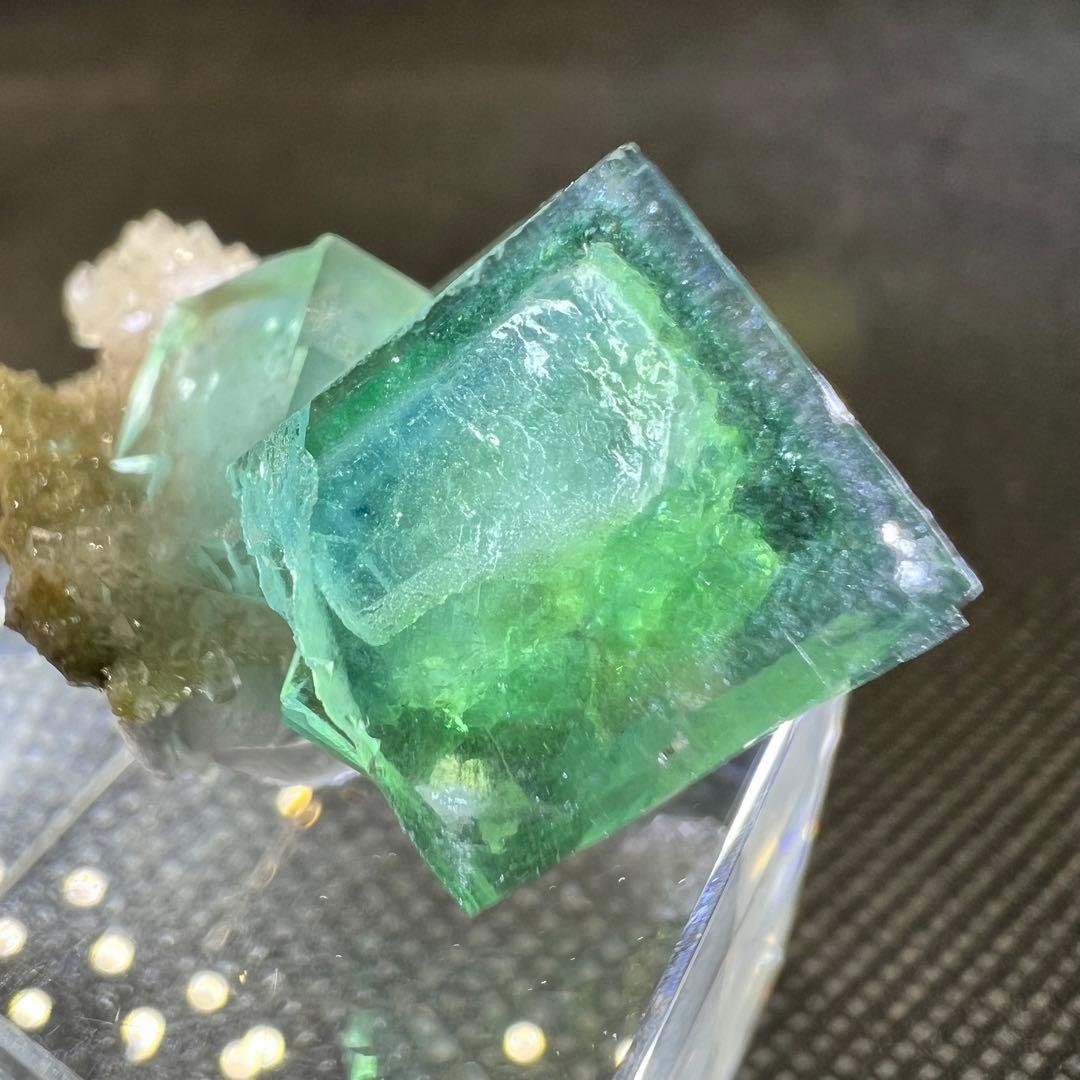 ヤオガンシャン産 クォーツ共生ブルー、グリーンゾーニング 二重結晶