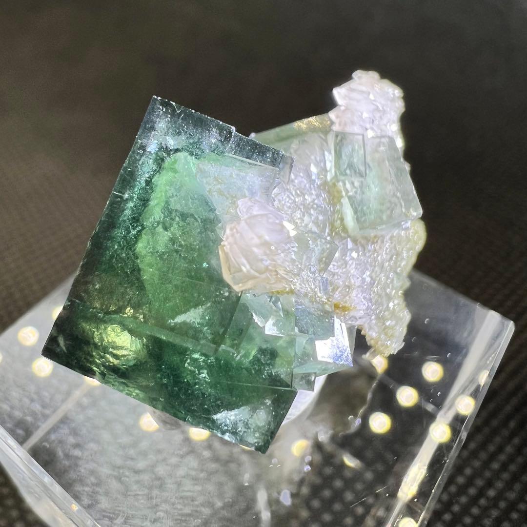 ヤオガンシャン産 クォーツ共生ブルー、グリーンゾーニング 二重結晶