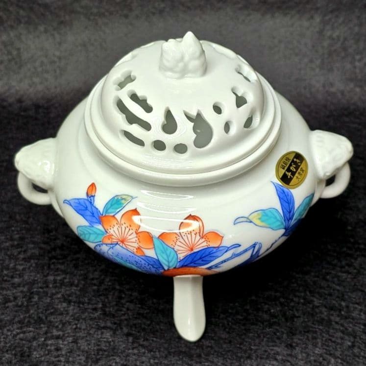 鍋島焼 大秀窯 香炉 色絵 草花文 透かし蓋 遊環双耳 三足 獅子掴み