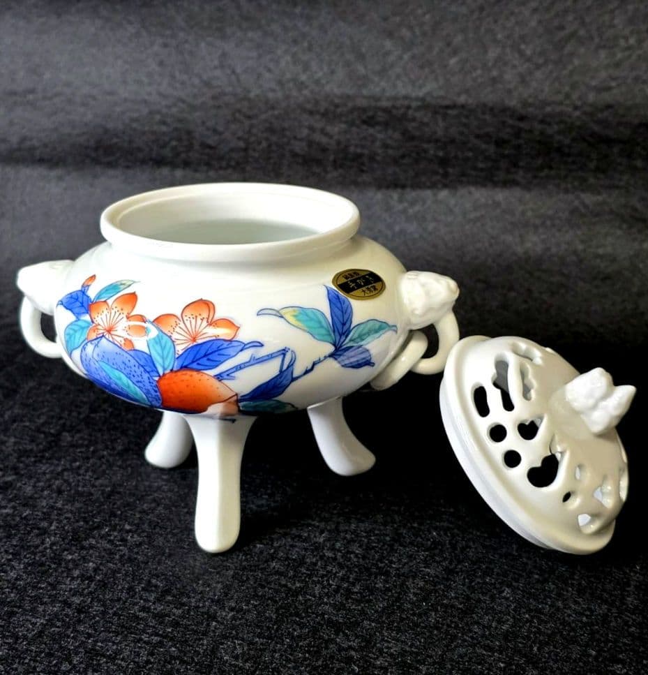 鍋島焼 大秀窯 香炉 色絵 草花文 透かし蓋 遊環双耳 三足 獅子掴み