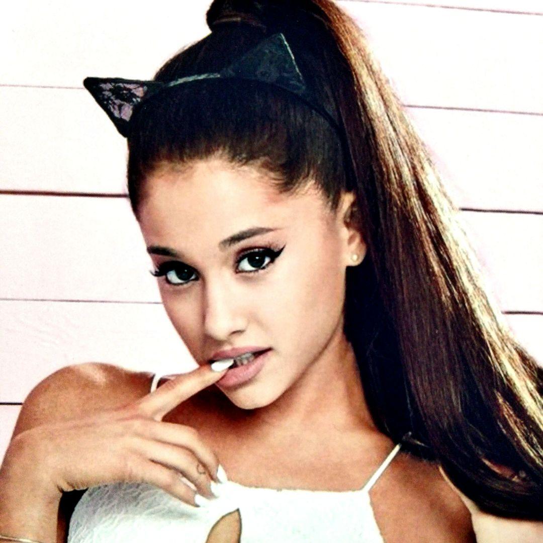 アリアナ・グランデ直筆サイン入り超大型写真…Ariana Grande - メルカリ