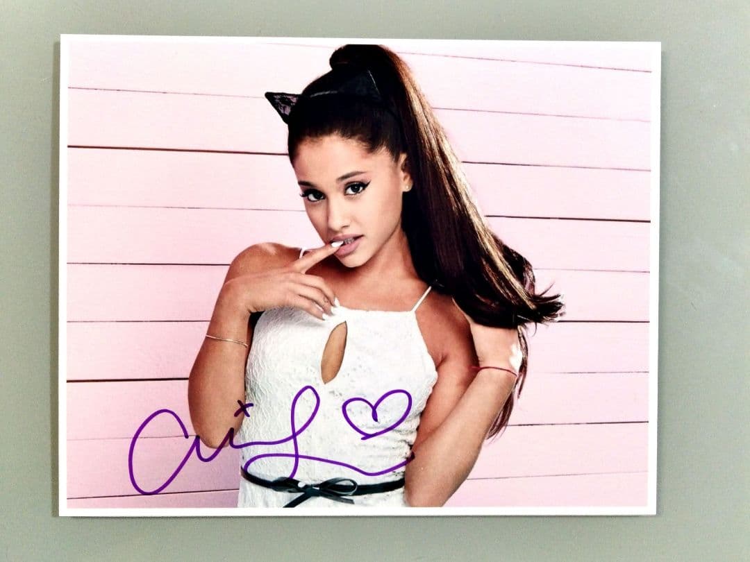 アリアナ・グランデ直筆サイン入り超大型写真…Ariana Grande - メルカリ