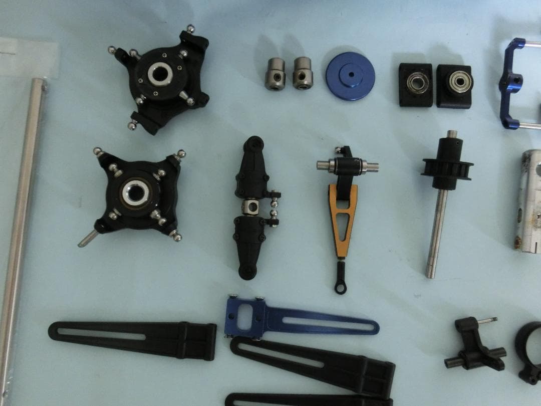 ★1003小僧　ヒロボー　シャトル　ラジコンヘリコプター　金属部品多数