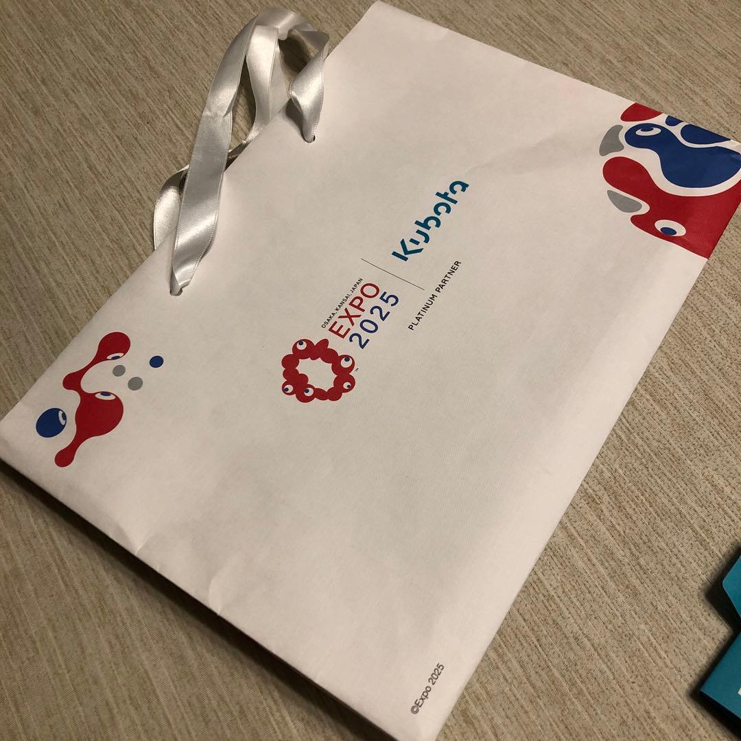 大阪関西万博 未来の都市パビリオン 非売品ピンバッジとキャンディ