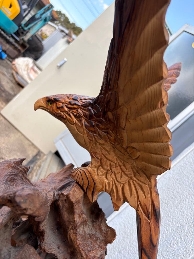 木製鷹の彫刻 最大高さ117㎝ 幅85（土台）