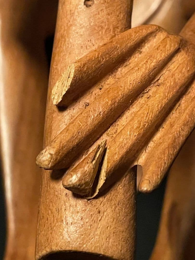 手彫りのフルート奏者 インドネシア