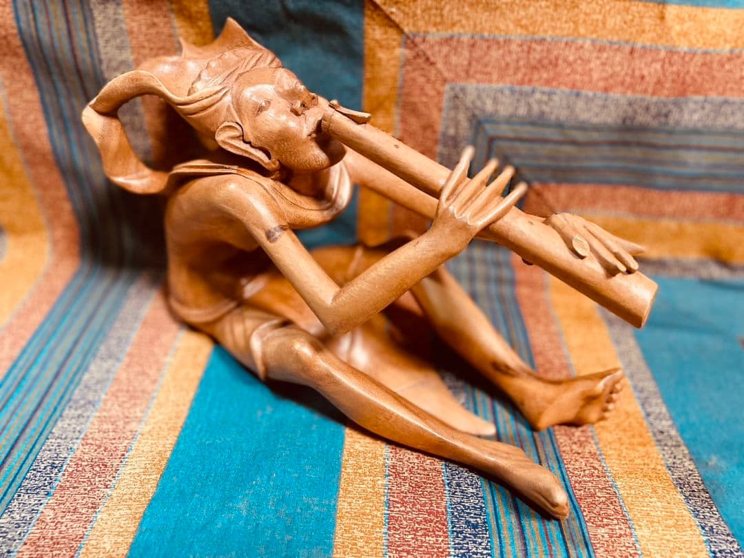 手彫りのフルート奏者　インドネシア 手彫りのフルート奏者 インドネシア