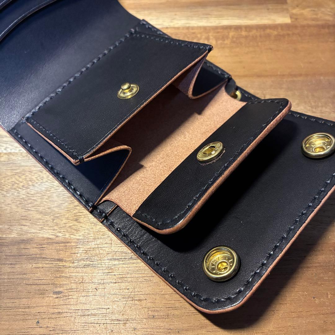 ショートトラッカーウォレット　栃木レザー　丘染めブラック　真鍮　茶芯