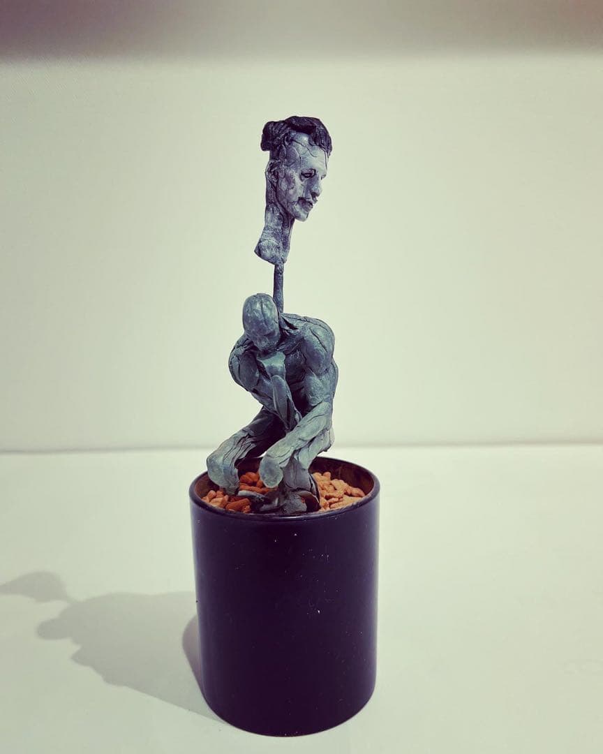 ブロンズ像 旗を持って行進する少女 舟越保武 ブロンズ像 少女 アンナ