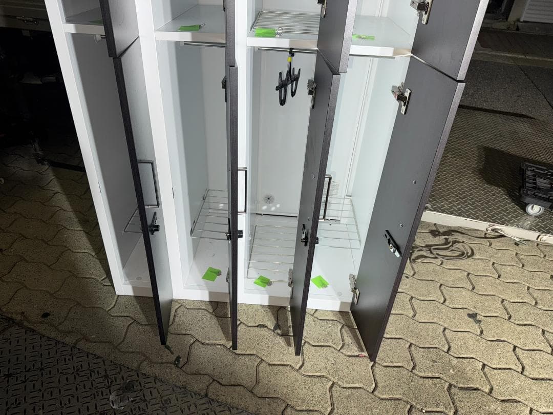 4291)*株式会社スマイル SMILE 8人用ロッカー(ダイヤル錠)鍵付き。の