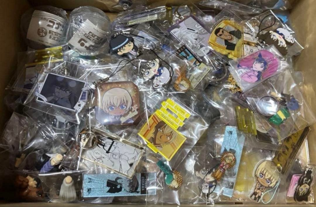名探偵コナン 缶バッジ アクリルスタンド キーホルダー まとめ売り 300個以上