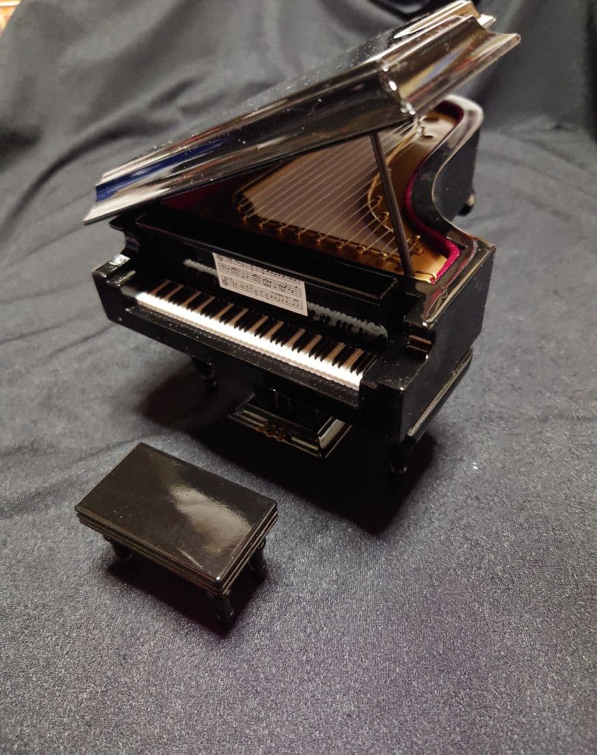 高級ミニチュアグランドピアノとミニチュアサックスセット（新品）ケース付き