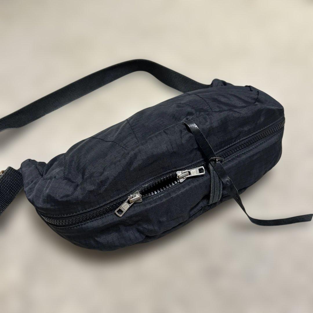 peepLoverLGB黒のナイロンショルダーバッグ 底ファースナーで幅広