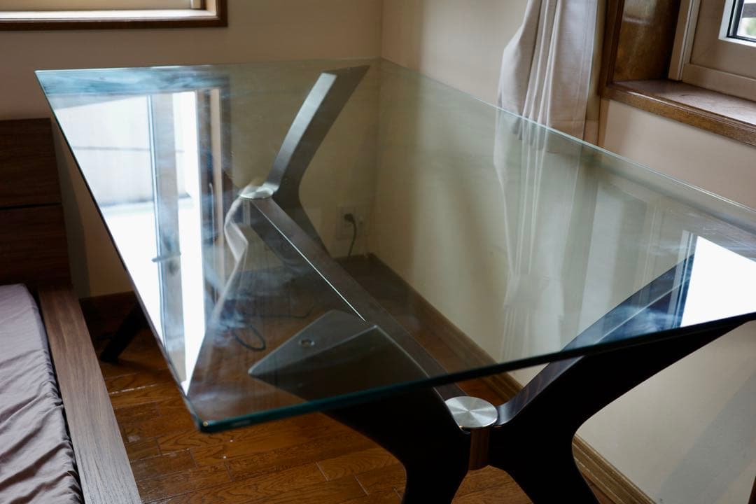 【送料無料・最終値下げ】カリガリス　ガラス天板ダイニングテーブル