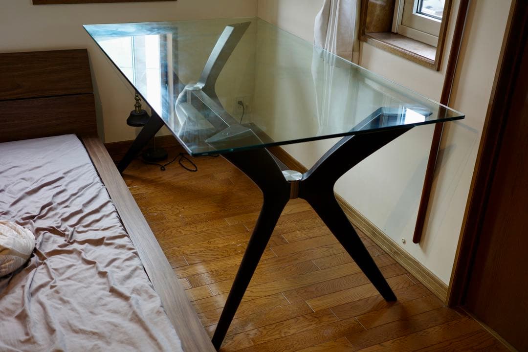 【送料無料・最終値下げ】カリガリス　ガラス天板ダイニングテーブル