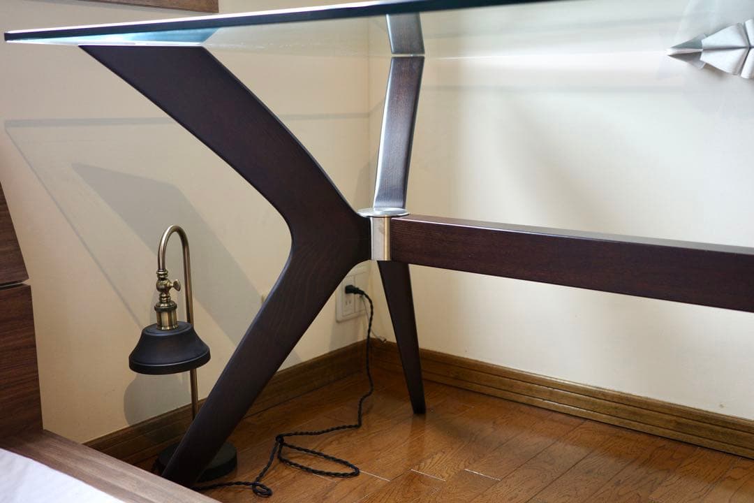 【送料無料・最終値下げ】カリガリス　ガラス天板ダイニングテーブル