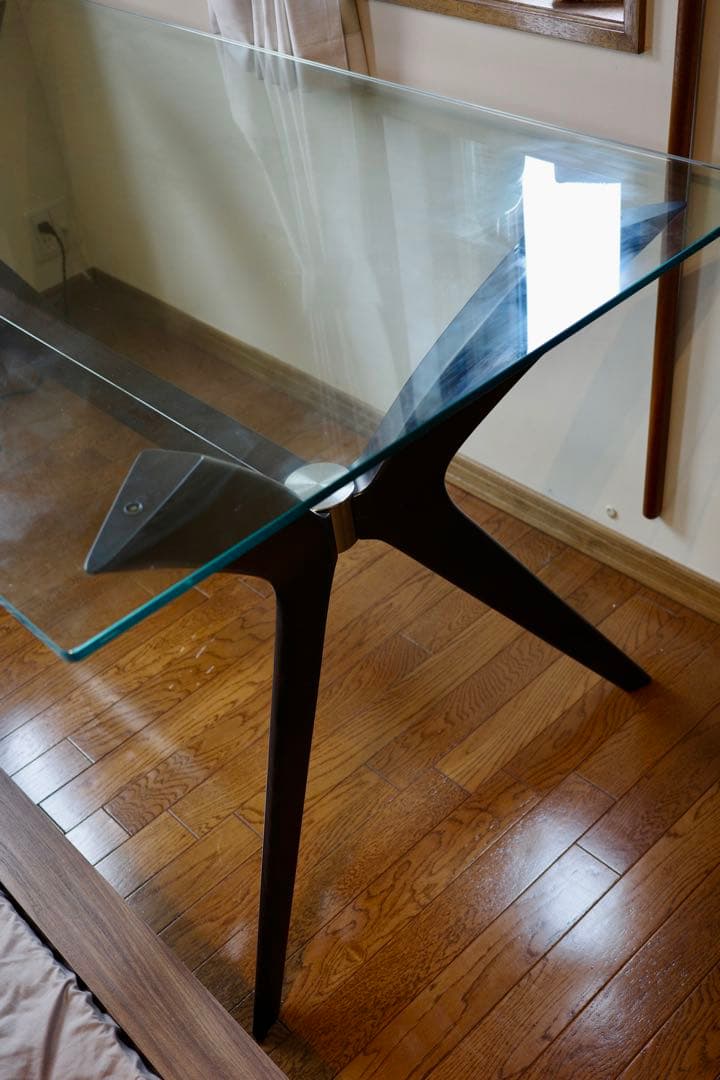 【送料無料・最終値下げ】カリガリス　ガラス天板ダイニングテーブル
