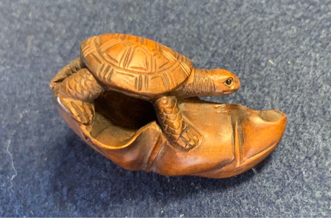 根付け 亀に蓮の葉