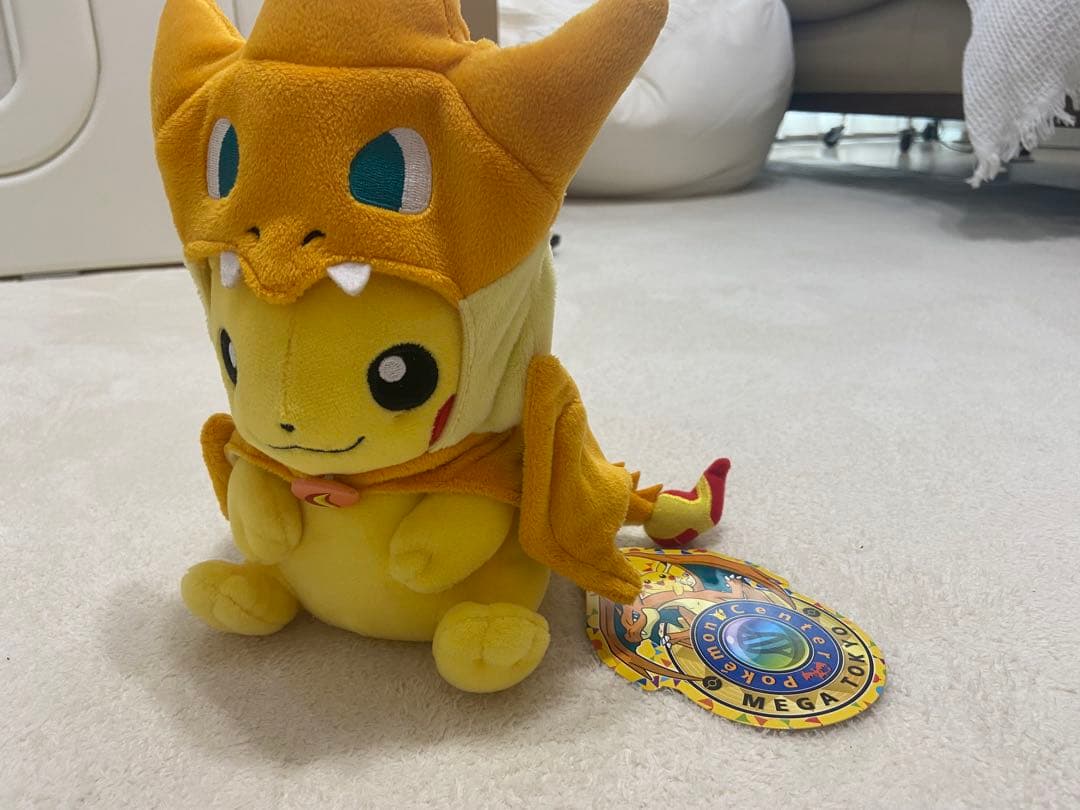 【タグ付き】ポケセン限定 ピカチュウポンチョを着たぬいぐるみ(メガリザードンY)