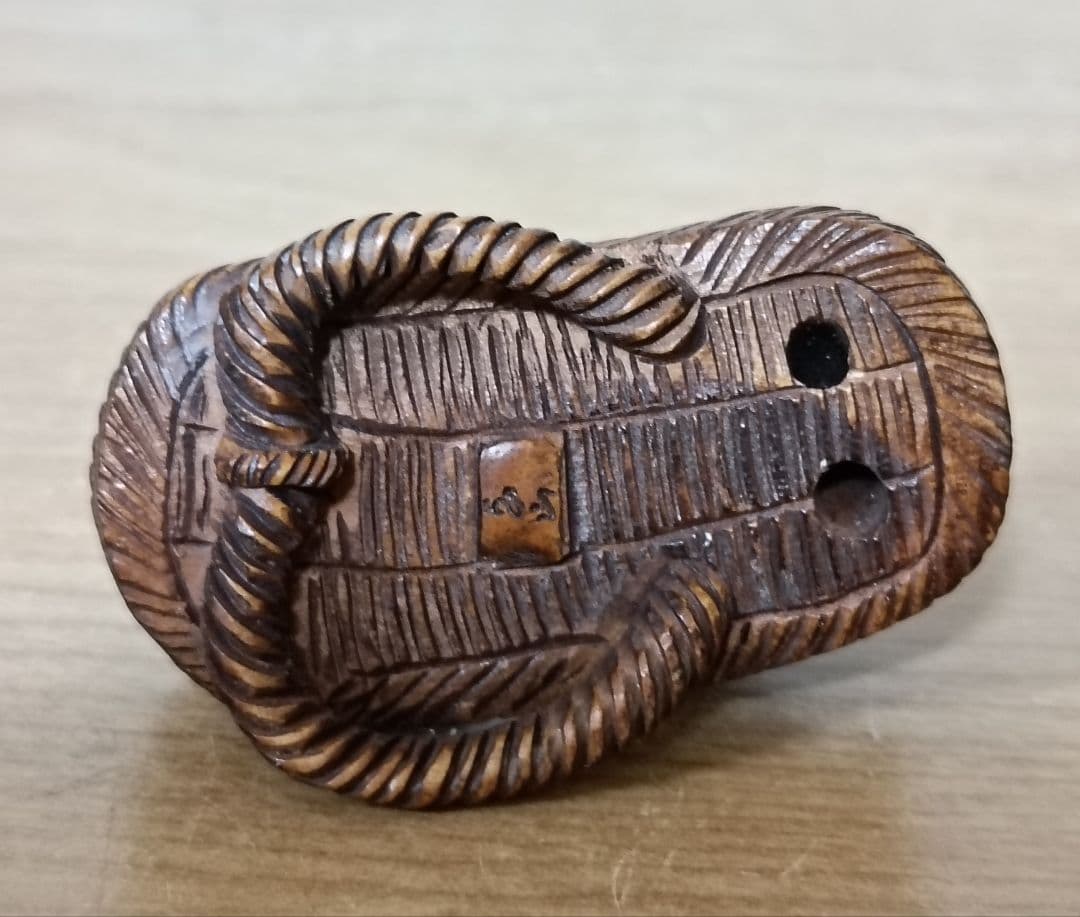 己山銘 木彫 草履に蛙一対根付　木箱付　根付　提物