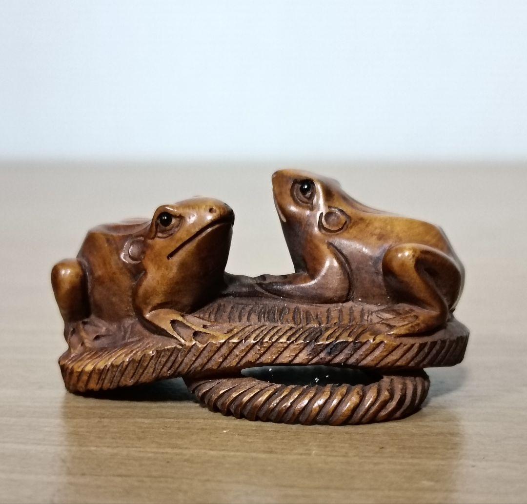 己山銘 木彫 草履に蛙一対根付 木箱付 根付 提物