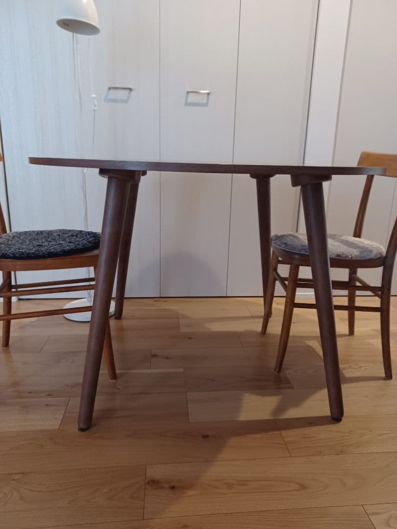 大人気　新品同様　ウォールナット　ラウンドテーブル　ナチュラル　モダン　北欧